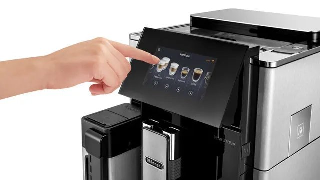 Eine Hand tippt auf den Touchscreen einer silbernen Kaffeemaschine mit Getränkeoptionen.