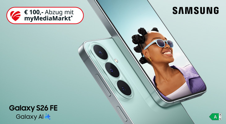 Samsung Galaxy S26 FE in Mint-Grün mit Dreifachkamera, auf dessen Display eine lächelnde Frau mit Bantu-Knoten-Frisur und blauer Sonnenbrille zu sehen ist. Oben links Hinweis auf € 100,- Abzug mit myMediaMarkt, oben rechts das Samsung-Logo. Unten links der Schriftzug 'Galaxy S26 FE – Galaxy AI', unten rechts die Energieeffizienzklasse A.
