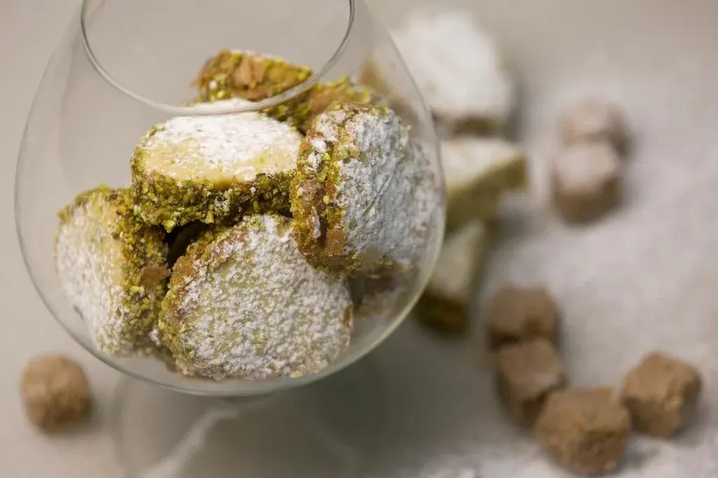 Shortbread-Kekse mit Pistazien in einer Glasschüssel.