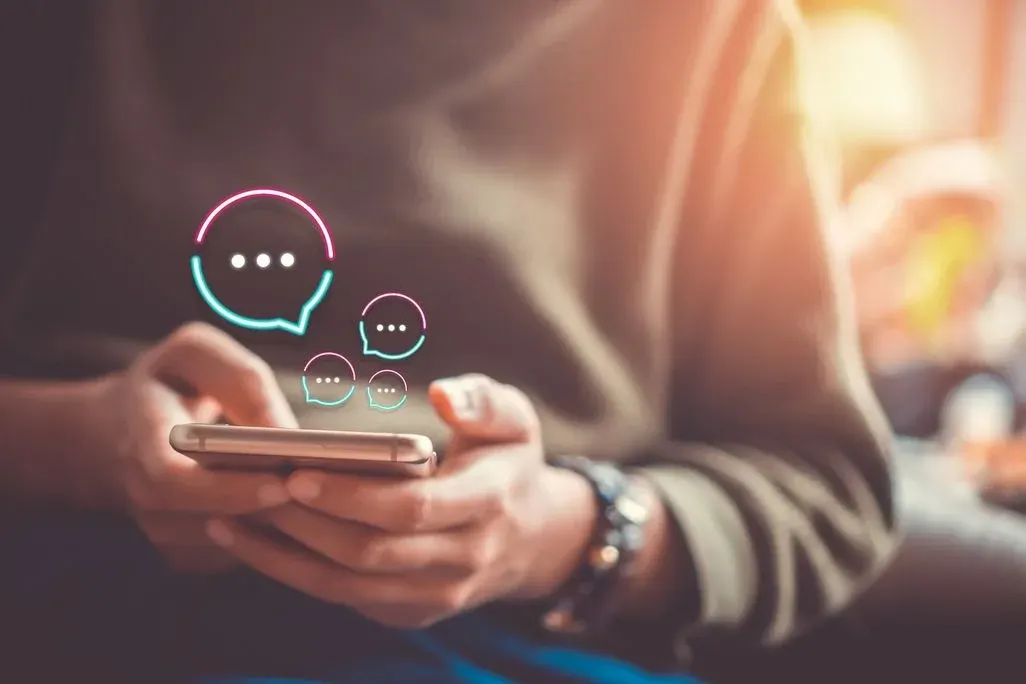 Eine Person tippt auf einem Smartphone