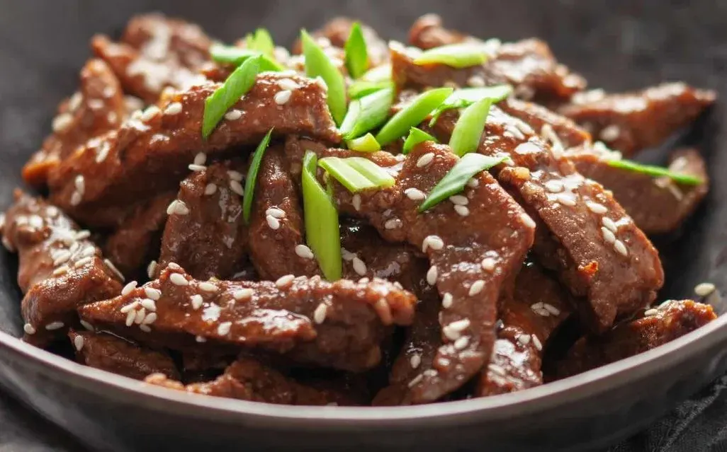 Bulgogi-Beef mit Frühlingszwiebeln und Sesam garniert