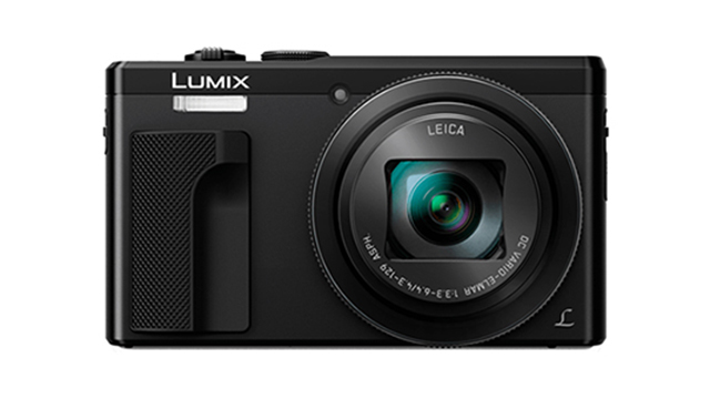 Eine schwarze Lumix-Kamera mit Objektiv auf weißem Hintergrund. Die Kamera hat einen Griff und die Aufschrift „Lumix“.