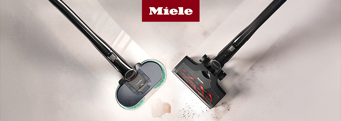 Zwei Miele Bodenaufsätze reinigen einen verschmutzten Boden – links Wischaufsatz, rechts Bürstendüse; Miele Logo oben.
