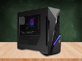 Ein Desktop-PC steht auf einem Holztisch.