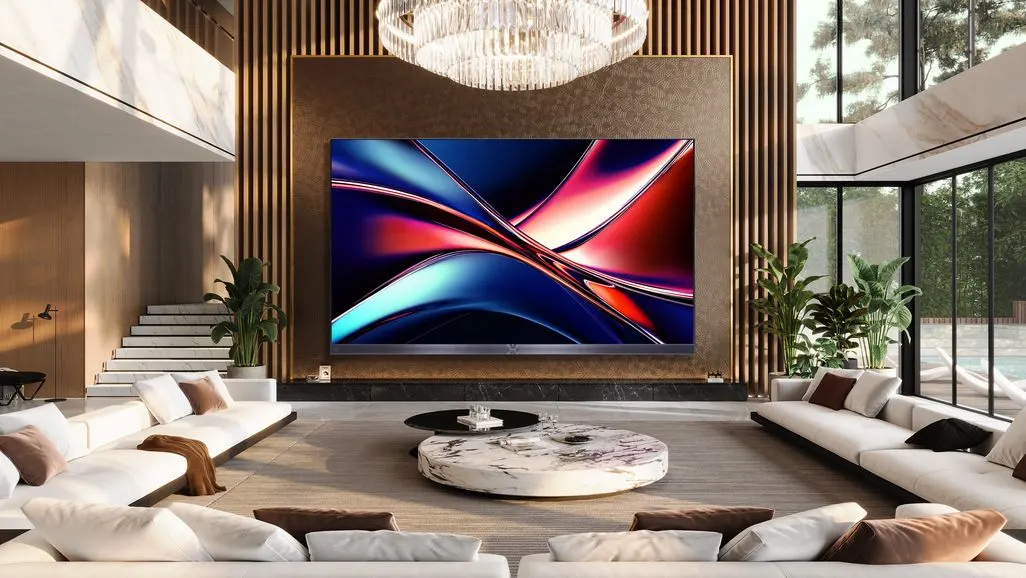 Große moderne Wohnlandschaft mit MicroLED Wandfernseher der ein abstraktes Bild zeigt.
