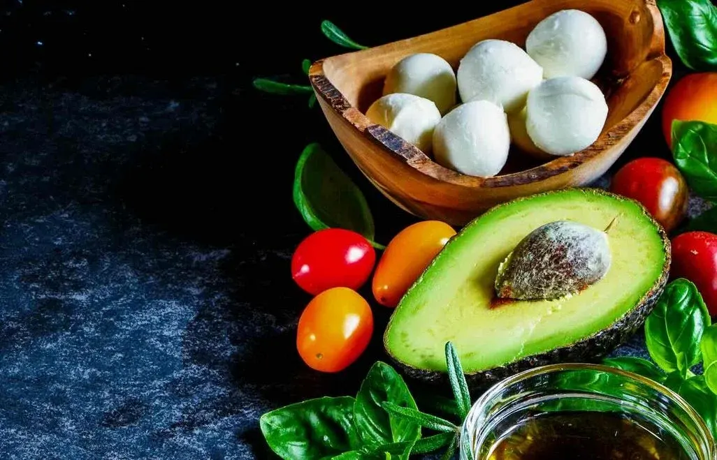 Zutaten für Avocado-Caprese im Glas
