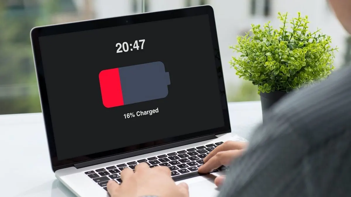 Laptop-Bildschirm zeigt niedrigen Batteriestand von 16 Prozent.