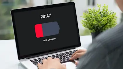 Laptop-Bildschirm zeigt niedrigen Batteriestand von 16 Prozent.