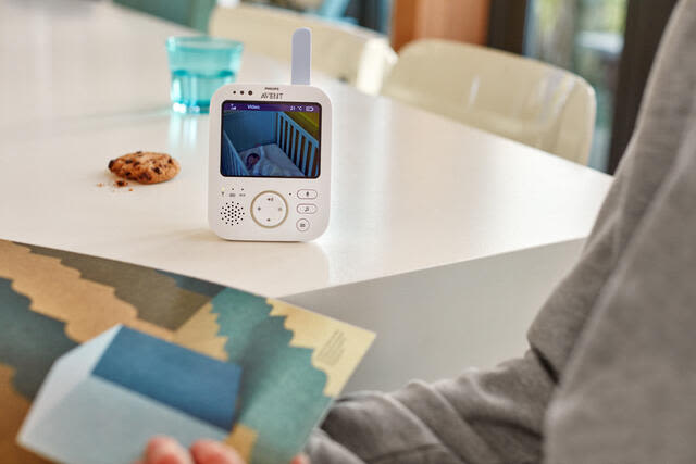 Mit dem Philips Avent Videophone haben Sie Ihr Baby zuhause und unterwegs stets im Blick. Mit einer Reichweite von bis zu 50 Metern in Innen- und bis zu 300 Metern in Außenräumen halten Sie die Verbindung zu Ihrem Kleinen überall aufrecht.