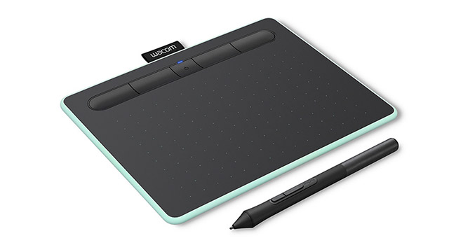 Ein graues Wacom Grafiktablett mit schwarzen Tasten liegt neben einem schwarzen Stift auf einem weißen Hintergrund.