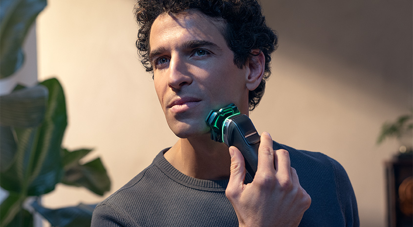  Ein Mann rasiert sich mit dem OneBlade Pro.