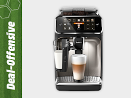Produktbild von einem Kaffeevollautomaten mit Milchbehälter und einem zubereiteten Kaffeespezialität