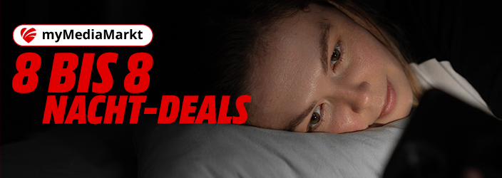 Bild mit dunklem Hintergrund und mit dem Schriftzug „8 BIS 8 NACHT-DEALS“ und einer Person, die nachts im Bett auf ihr Smartphone schaut.