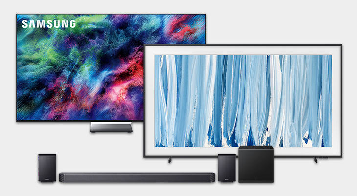 Zwei Samsung Fernseher mit bunten Displays und Soundbar-Setup darunter.