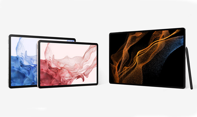 Drei Tablets, zwei mit blauen und roten Wirbeln, eines mit orangefarbenen Wirbeln und einem Stift auf einem weißen Untergrund.