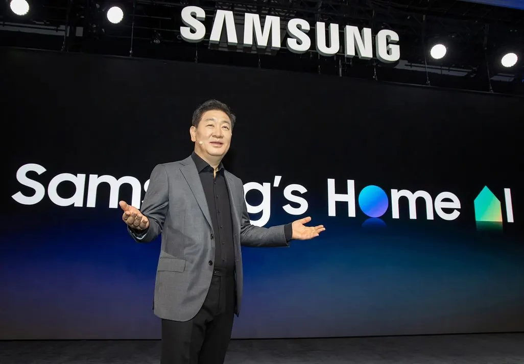 Ein Mann präsentiert auf einer Bühne Samsung und Samung Home AI.