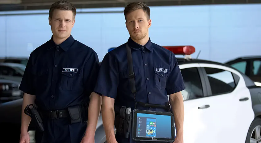 2 Polizisten mit Zebra Tablet