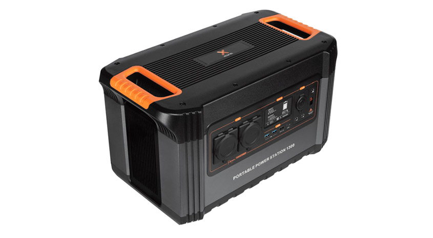 Eine tragbare Powerstation in Schwarz und Grau mit orangefarbenen Griffen auf weißem Hintergrund.