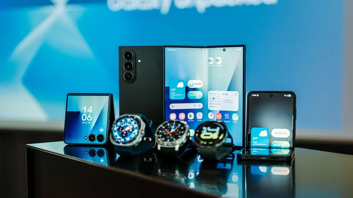 Drei schwarze Samsung Galaxy Z Fold 7 und Flip 7 Smartphones, sowie drei Samsung Galaxy Watches auf glänzender schwarzer Fläche vor blauem Hintergrund.