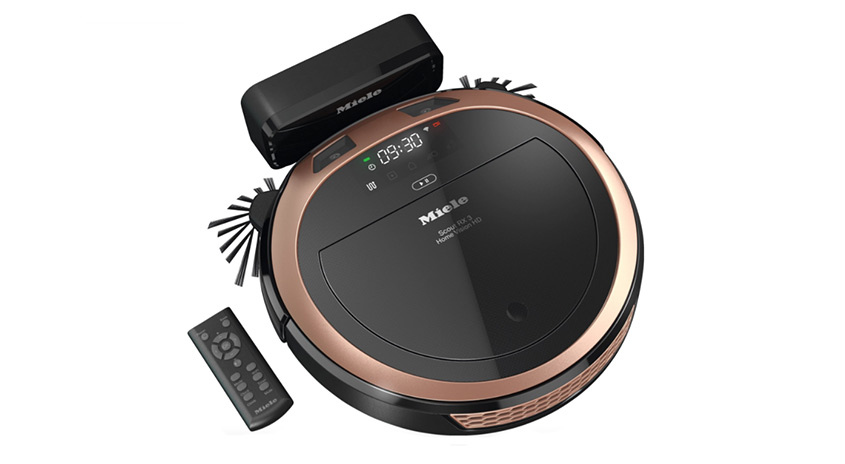 Ein schwarzer Miele-Staubsaugerroboter mit goldenem Rand, einer schwarzen Ladestation und einer Fernbedienung auf weißem Grund.