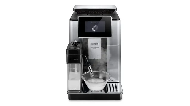 Ein silberner Kaffeevollautomat mit schwarzem Bedienfeld und Milchbehälter vor weißem Hintergrund.