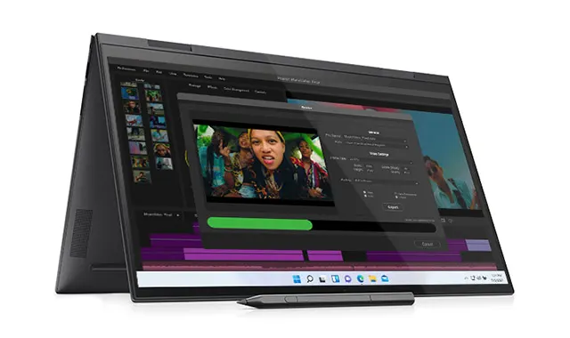 Ein schwarzer Laptop mit einem Stift davor zeigt eine Videobearbeitungssoftware mit einer Person im Vordergrund.