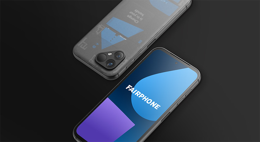 Zwei Fairphones liegen auf einem schwarzen Hintergrund. Das vordere Telefon zeigt den Schriftzug "Fairphone".