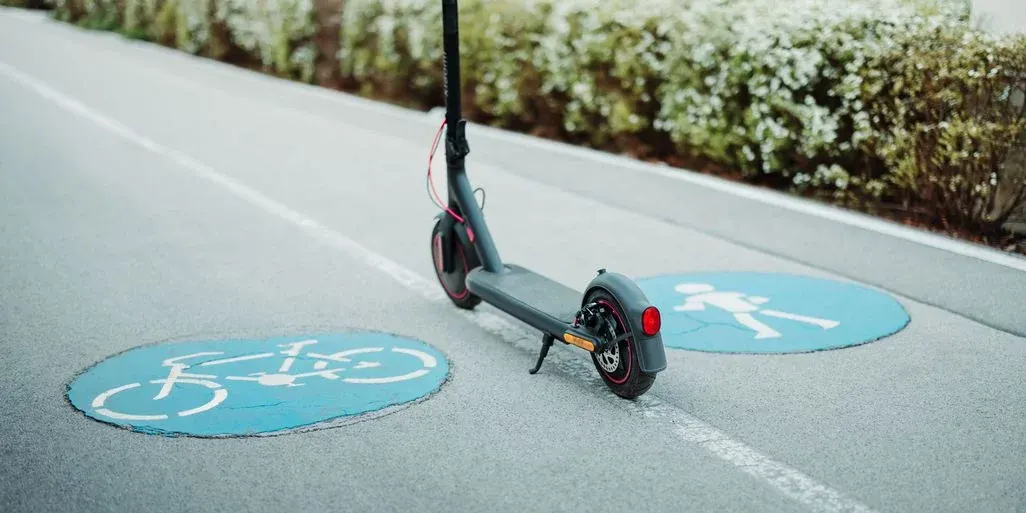 Ein E-Scooter wird gesetzlich in vielen Punkten wie ein E-Bike betrachtet – aber nicht in allen.