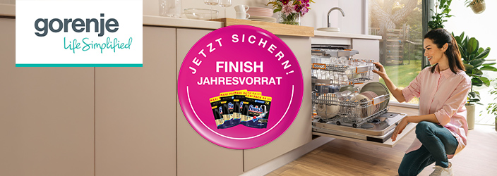 Gorenje Küche mit geöffneter Spülmaschine; Person räumt Geschirr ein. Promo-Badge: Jetzt sichern – Finish Jahresvorrat. Modernes Zuhause mit Pflanzen.