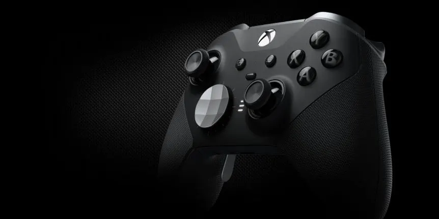 Schwarzer Xbox Controller auf dunklem Hintergrund.