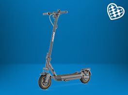 Ein E-Scooter vor blauem Hintergrund. In der rechten Ecke oben ist ein Herzsymbol in weiß-blau zu sehen.