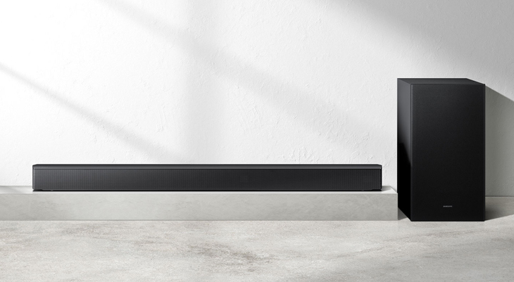 Soundbar und Subwoofer vor schwarzem Hintergrund. Beide sind schwarz.