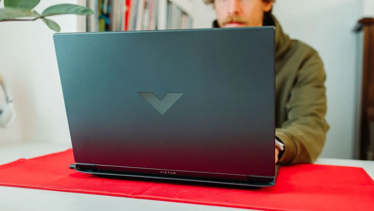 Victus Gaming-Laptop steht auf rotem Tisch