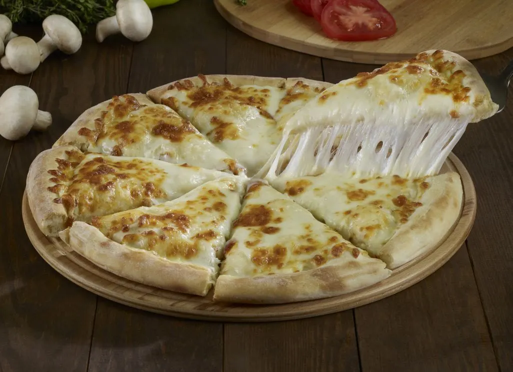 Frisch gebackene Käsepizza mit einem Stück das herausgezogen wird.