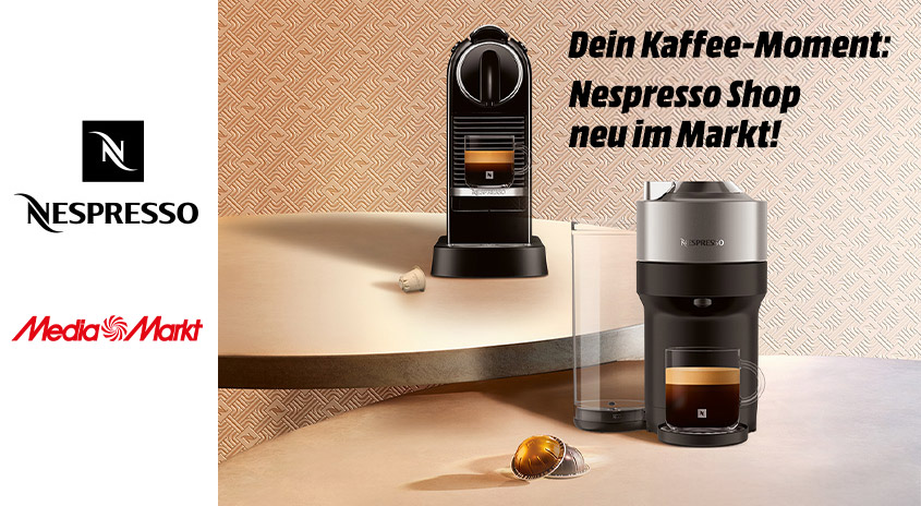 Zwei Nespresso-Maschinen, eine Tasse Kaffee, Kapseln. Roter Hintergrund mit Text zur Eröffnung des Nespresso-Shops am 16.5.2025.