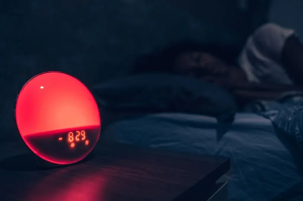 Ein Lichtwecker bereits das Aufwecken langsam vor.