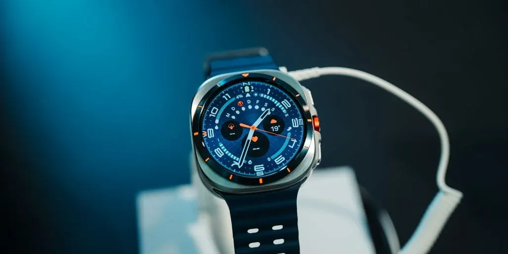 Smartwatch Samsung Galaxy Watch Ultra mit schwarzem Uhrband und blauem Ziffernblatt