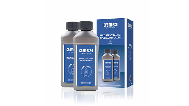 Zwei graue Flaschen mit blauem Etikett und schwarzem Deckel, daneben eine blaue Packung mit zwei Flaschen darauf.