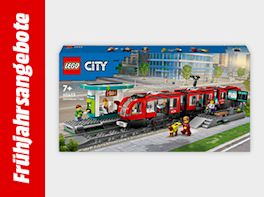 Bild mit hellgrauem Hintergrund und einem roten Streifen links und weißem Text "Frühjahrsangebote"; rechts im Bild eines LEGO City Straßenbahn mit Haltestelle Bausatzes