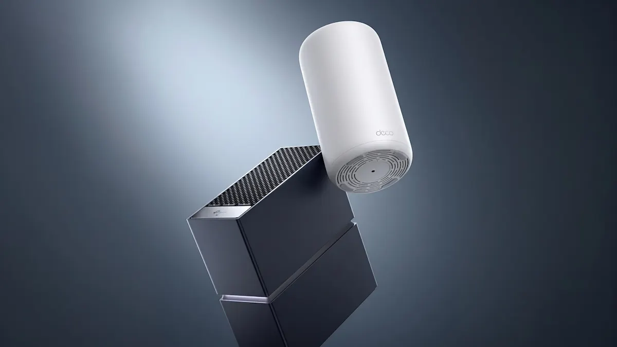 Die beiden Wi-Fi-8-Router Archer 8 Ultra und Deco 8 Ultra sind vor einem grau-weißen Farbverlauf zu sehen.