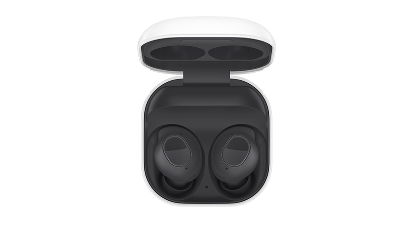 Ein offenes, schwarzes Ladeetui mit weißen Rändern und zwei schwarzen Ohrhörern darin, vor einem weißen Hintergrund.