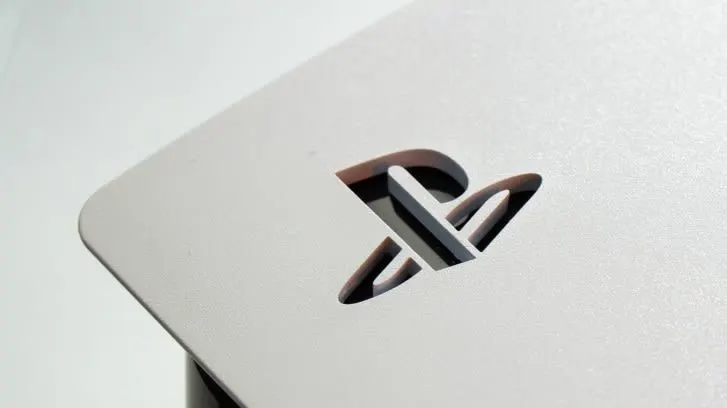Nahaufnahme des PlayStation Logos auf der Oberseite einer PS5 Konsole.