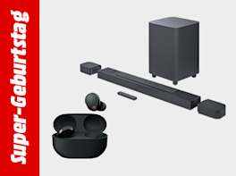 Soundbar und In-Ear Kopfhörer vor weißem Hintergrund. Links davon in einem roten Balken und weißer Schrift steht: Super-Geburtstag.