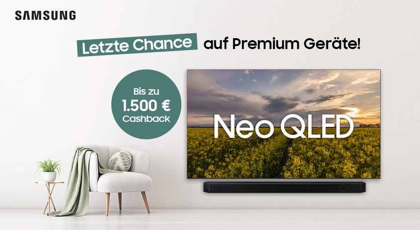 Samsung Neo QLED TV mit Soundbar in einem Raum. Sessel und Tisch mit Pflanze links. "Letzte Chance"-Hinweis.