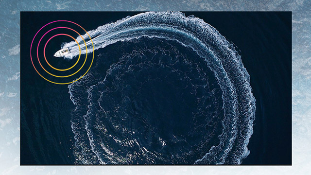 Ein Boot erzeugt eine kreisförmige Kielspur auf dunklem, bewegtem Wasser. Darüber liegen konzentrische Kreise in Gelb und Rosa.