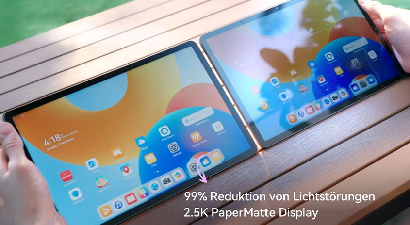  Zwei Tablets im Sonnenlicht auf Holztisch: links HUAWEI MatePad mit klar ablesbarem 2.5K PaperMatte Display, rechts stark spiegelndes Standard‑Display.