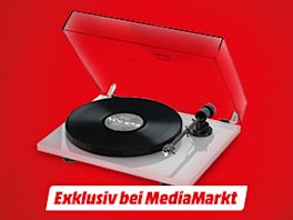 Mann mit Kopfhörern vor einem Plattenspieler