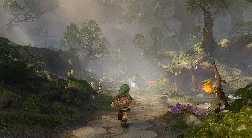 Link, als Kind gekleidet mit Holzschild und grüner Mütze, läuft auf einem Steinweg durch einen nebligen, von Sonnenlicht durchfluteten Wald in Richtung eines baumartigen Hauses, begleitet von einer leuchtenden Fee.