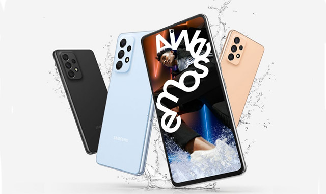 Vier Samsung-Smartphones in Schwarz, Hellblau und Beige vor weißem Hintergrund. Auf einem ist das Wort "Awesome" zu sehen.