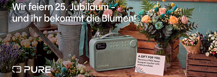 Pure Radio in mintgrün steht zwischen bunten Blumensträußen in Blumenladen-Atmosphäre